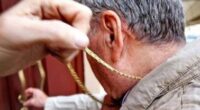 8962653_17221559_furto_tecnica_abbraccio_ladra_catenina_d_oro_anziano