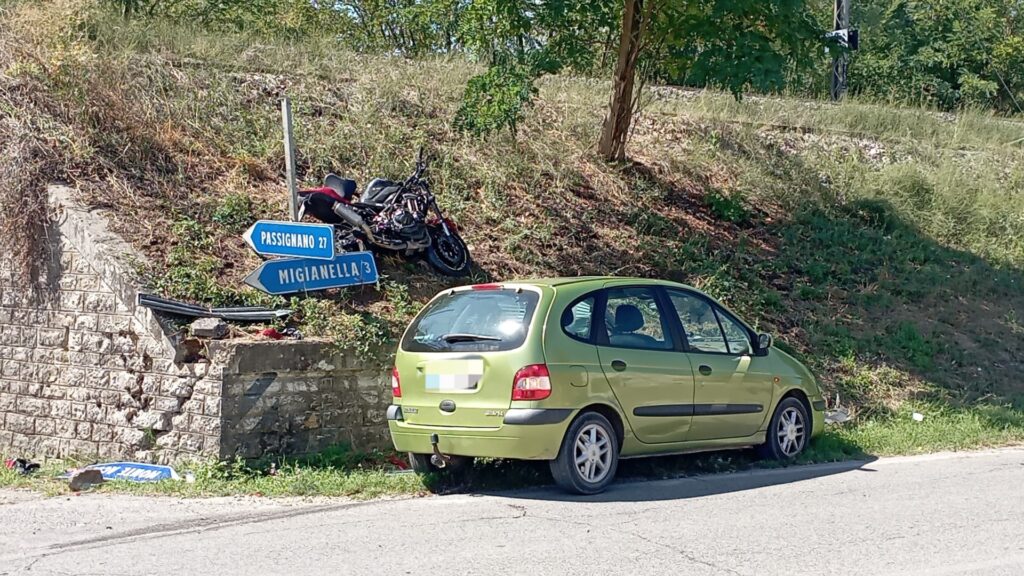 Scontro tra auto e moto, 19enne in ospedale