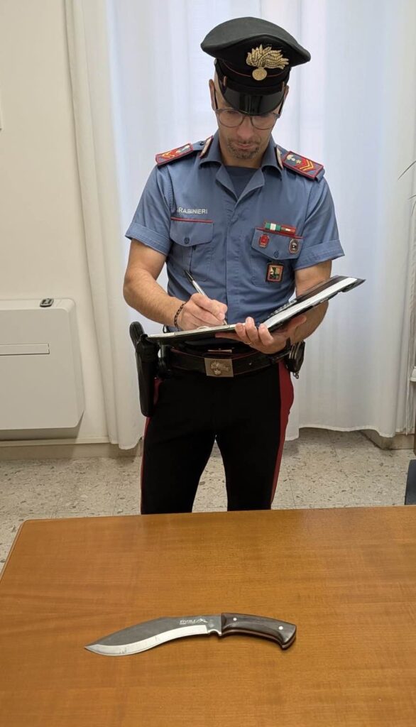 A spasso con coltello da 35 cm, denunciato