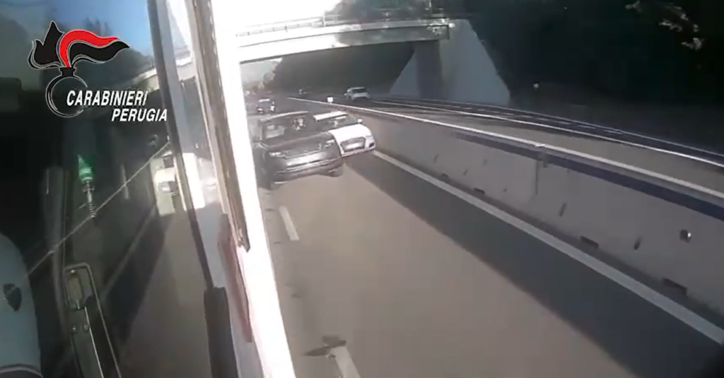 15enne sfreccia sulla E45 con auto rubata e causa incidente
